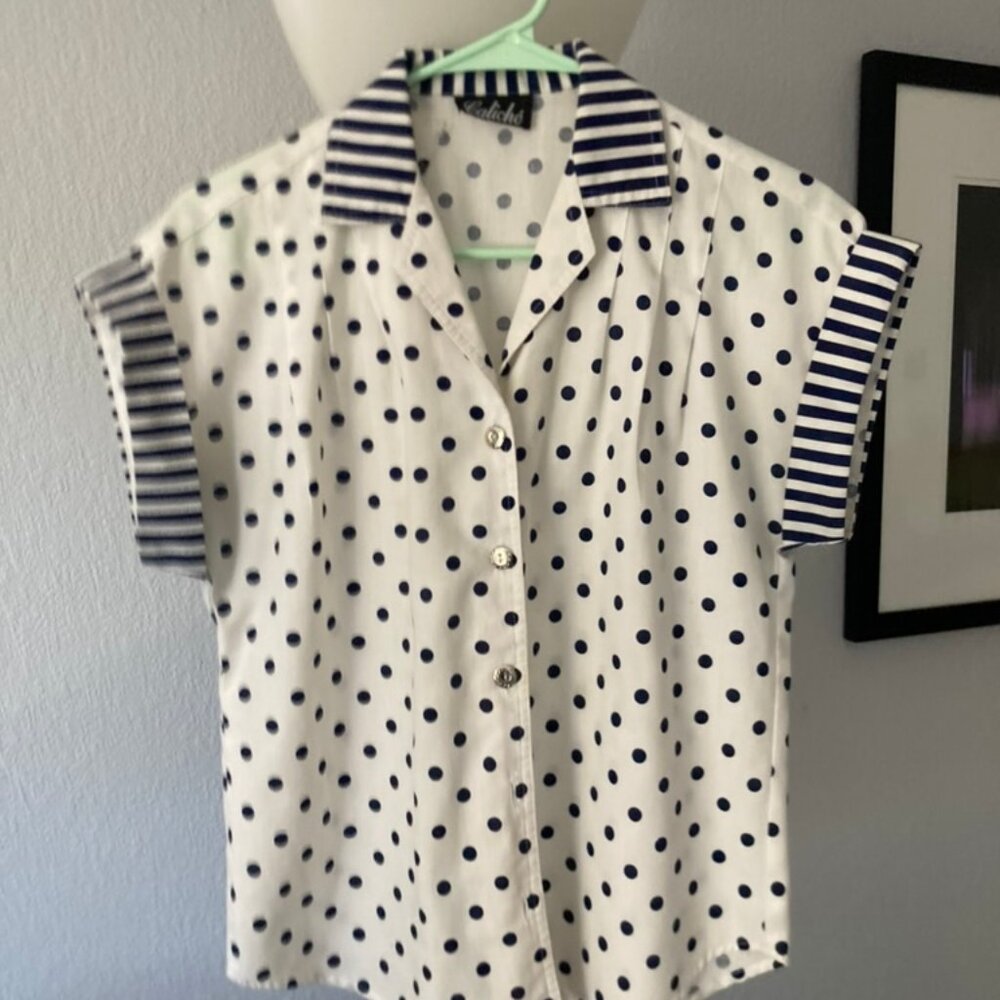 Vintage short sleeved polka dot button up, size M